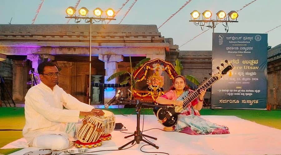 ಲಕ್ಷ್ಮೇಶ್ವರದಲ್ಲಿ ಆರಂಭವಾದ ಪುಲಿಗೆರೆ ಉತ್ಸವದಲ್ಲಿ ಶುಕ್ರವಾರ ಕಲಾವಿದೆ ಮುಕ್ತಾ ಕುಲಕರ್ಣಿ ಸಿತಾರ್ ನುಡಿಸಿದರು