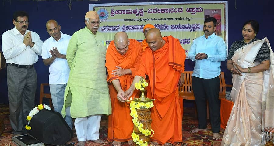 ರಾಣೆಬೆನ್ನೂರಿನ ಬಳ್ಳಾರಿ ಕಲ್ಯಾಣ ಮಂಟಪದಲ್ಲಿ ನಡೆದ ವಿಶೇಷ ಸತ್ಸಂಗ ಹಾಗೂ ರಾಮಕೃಷ್ಣ ವಿವೇಕಾನಂದ ಸಂಕಥನ ಗ್ರಂಥ ಲೋಕಾರ್ಪಣೆ ಕಾರ್ಯಕ್ರಮವನ್ನು ಗಣ್ಯರು ಉದ್ಘಾಟಿಸಿದರು 