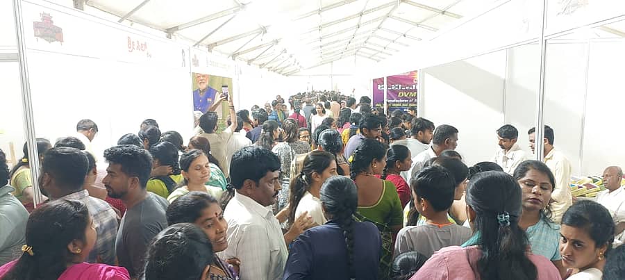 <div class="paragraphs"><p>ದೊಡ್ಡಬಳ್ಳಾಪುರ ನಗರದ ಭಗತ್ ಸಿಂಗ್ ಕ್ರೀಡಾಂಗಣದಲ್ಲಿ ನಡೆಯುತ್ತಿರುವ ಸ್ಯಾರಿ ಸಂತೆಯಲ್ಲಿ‌ ನೆರೆದಿರುವ ಜನರು</p></div>