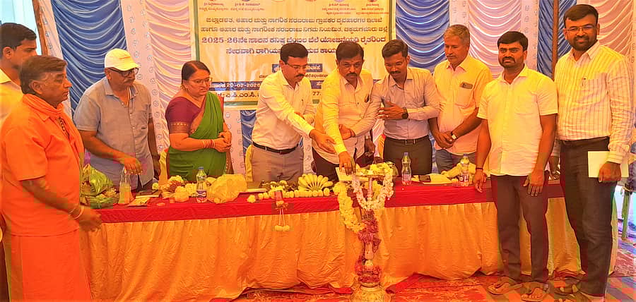 ತರೀಕೆರೆ ಪಟ್ಟಣದ ಎಪಿಎಂಸಿ ಪ್ರಾಂಗಣದಲ್ಲಿ ರಾಗಿ, ಭತ್ತ, ಸಾಮೆ ಮತ್ತು ನವಣೆ ಬೆಳೆಗಳ ಖರೀದಿ ಕೇಂದ್ರವನ್ನು ಶಾಸಕ ಜಿ.ಎಚ್. ಶ್ರೀನಿವಾಸ್ ಉದ್ಘಾಟಿಸಿದರು