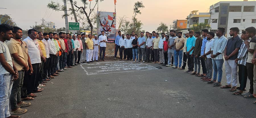 ಮಹಾಲಿಂಗಪುರದ ಅಕ್ಕಿಮರಡಿ-ಢವಳೇಶ್ವರ ಕೂಡು ರಸ್ತೆಯ ಶಿವಾಜಿ ವೃತ್ತದಲ್ಲಿ ಮರಾಠ ಸಮಾಜ ಹಾಗೂ ಹಿಂದೂ ಸಂಘಟನೆಗಳ ವತಿಯಿಂದ ಹಮ್ಮಿಕೊಂಡ ಪ್ರತಿಭಟನೆಯಲ್ಲಿ ರವಿ ಜವಳಗಿ ಮಾತನಾಡಿದರು