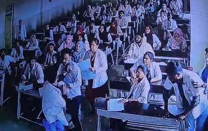 <div class="paragraphs"><p>ಪರೀಕ್ಷಾ ಮೇಲ್ವಿಚಾರಕರ‌ ಮೇಲೆ‌ ವಿದ್ಯಾರ್ಥಿ ಹಲ್ಲೆ</p></div>