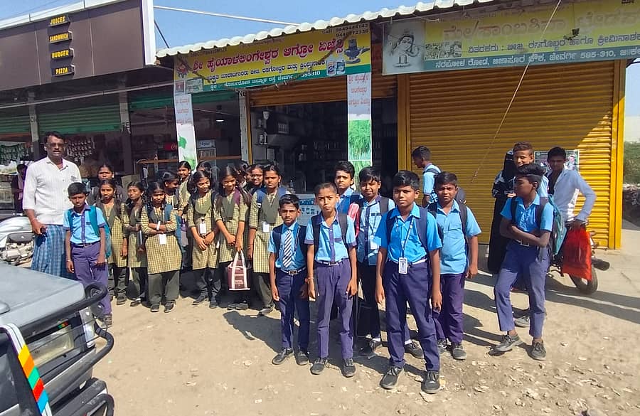 ಬಸ್‌ಗಾಗಿ ಬಸವೇಶ್ವರ ಸರ್ಕಲ್ ಬಳಿಯ ನರಿಬೋಳ ರಸ್ತೆಯಲ್ಲಿ ಕಾದು ನಿಂತಿರುವ ವಿದ್ಯಾರ್ಥಿಗಳು