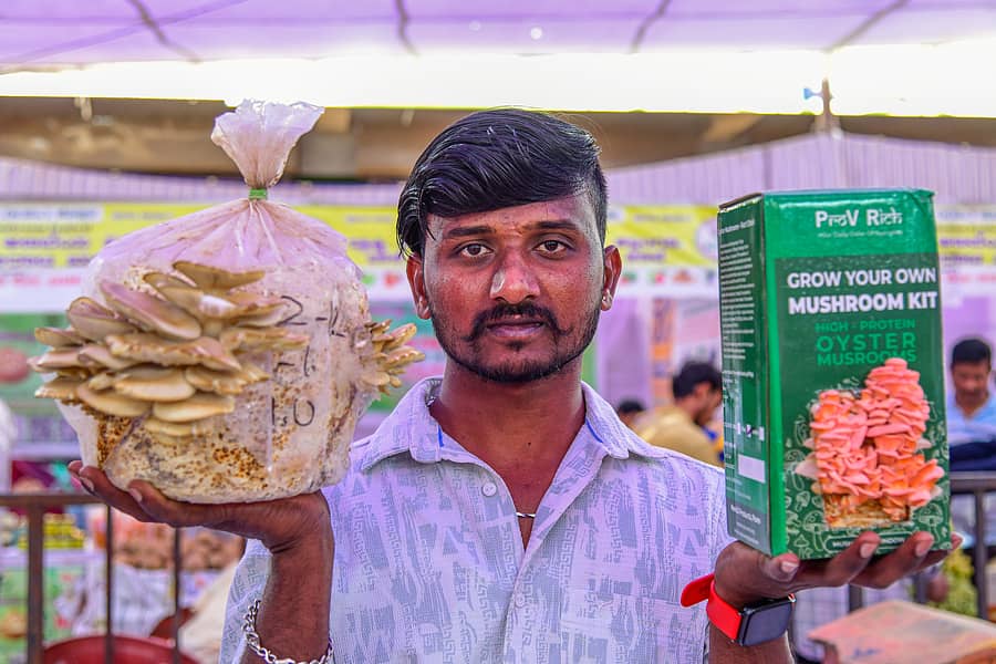 ತಾವು ಬೆಳೆದ ಅಣಬೆ ಹಾಗೂ ಅದರ ಉತ್ಪನ್ನಗಳೊಂದಿಗೆ ಯುವರೈತ ಭೀಮಪ್ಪ