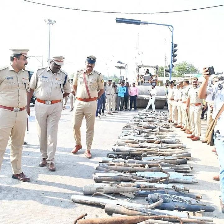 ವಿಜಯಪುರ ಜಿಲ್ಲಾ ಪೊಲೀಸ್‌ ಇಲಾಖೆಯಿಂದ ವಶಪಡಿಸಿಕೊಂಡ ಮಾರ್ಪಡಿಸಿದ ಸೈಲೆನ್ಸರ್‌ಗಳನ್ನು ಶುಕ್ರವಾರ ರೋಡ್‌ ರೋಲರ್‌ ಹತ್ತಿಸಿ, ಸಾಮೂಹಿಕವಾಗಿ ನಾಶ ಪಡಿಸಲಾಯಿತು  