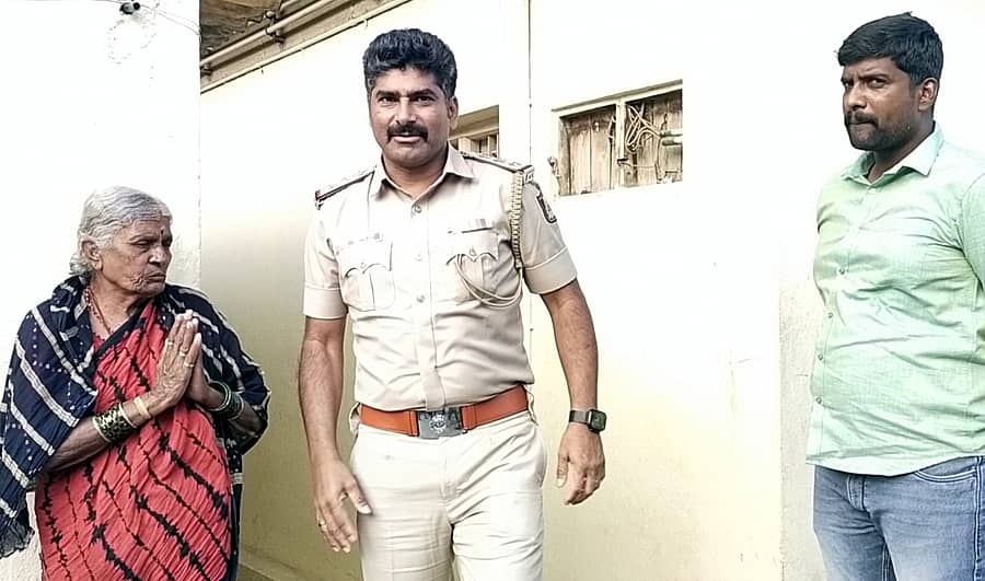 ನಗರದ ಅಂಬೇಡ್ಕರ್ ಕಾಲೊನಿಯಲ್ಲಿ ಒಂಟಿಯಾಗಿ ವಾಸವಿರುವ ಅಜ್ಜಿಯ ನಿವಾಸಕ್ಕೆ ಭೇಟಿ ನೀಡಿದ ಹೊಸಕೋಟೆ ಪೊಲೀಸ್ ಠಾಣೆ ಸರ್ಕಲ್ ಇನ್‌ಸ್ಪೆಕ್ಟರ್ ಬಿ.ಟಿ ಗೋವಿಂದ್ ಅವರ ಕುಂದುಕೊರತೆ ಆಲಿಸಿದರು