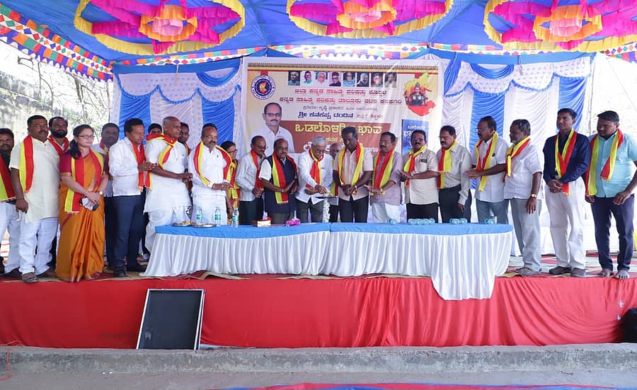 ಕನಕಗಿರಿಯ ಕರ್ನಾಟಕ ಪಬ್ಲಿಕ್ ಶಾಲೆಯಲ್ಲಿ ಕನಕಪ್ಪ ದಂಡಿನ‌ ಅವರ ಒಡಲೊಳಗಿನ‌ಭಾವ ಕವನ ಸಂಕಲನ ಬಿಡುಗಡೆ ಕಾರ್ಯಕ್ರಮವನ್ನು ಶೇಖರಗೌಡ ಮಾಲಿಪಾಟೀಲ ಅವರು ಉದ್ಘಾಟಿಸಿದರು