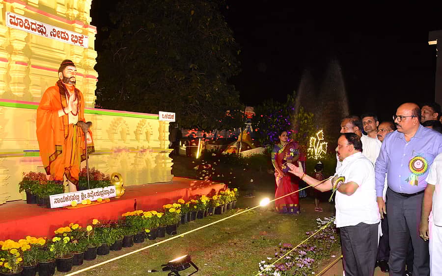 ಫಲಪುಷ್ಪ ಪ್ರದರ್ಶನದ ಅಂಗವಾಗಿ ತೋಟಗಾರಿಕೆ ಇಲಾಖೆ ಕಚೇರಿ ಆವರಣದಲ್ಲಿ ರೂಪಿಸಲಾಗಿರುವ ಗುರು ತಿಪ್ಪೇರುದ್ರಸ್ವಾಮಿ ಕಲಾಕೃತಿಯನ್ನು ಜಿಲ್ಲಾ ಉಸ್ತುವಾರಿ ಸಚಿವ ಡಿ.ಸುಧಾಕರ್‌ ವೀಕ್ಷಿಸಿದರು