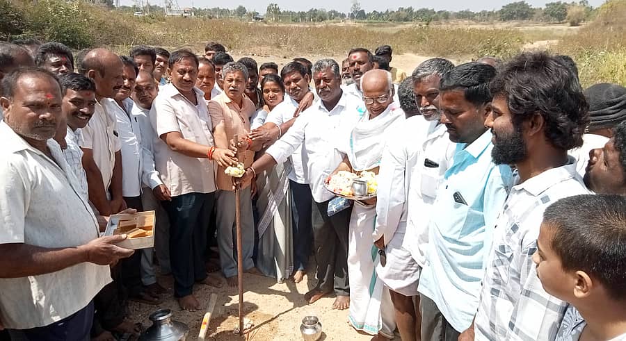 ಶ್ರೀರಂಗಪಟ್ಟಣ ತಾಲ್ಲೂಕಿನ ಗಾಮನಹಳ್ಳಿ ಗ್ರಾಮದ ಕೆರೆಗೆ ₹35 ಕೋಟಿ ವೆಚ್ಚದಲ್ಲಿ, ಕಾವೇರಿ ನದಿಯಿಂದ ನೀರು ತುಂಬಿಸುವ ಯೋಜನೆಗೆ ಶಾಸಕ ರಮೇಶ ಬಂಡಿಸಿದ್ದೇಗೌಡ ಶುಕ್ರವಾರ ಚಾಲನೆ ನೀಡಿದರು. ಜಿ.ಪಂ. ಮಾಜಿ ಅಧ್ಯಕ್ಷ ಬಿ. ಲಿಂಗಯ್ಯ, ಜಿ.ಪಂ. ಮಾಜಿ ಸದಸ್ಯೆ ಪ್ರಭಾವತಿ ಪ್ರಕಾಶ್, ತಾ.ಪಂ. ಮಾಜಿ ಸದಸ್ಯ ಎನ್.ಪಿ. ಸುರೇಶ್ ಪಾಲ್ಗೊಂಡಿದ್ದರು