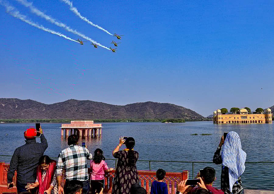 ಜೈ‍‍ಪುರದ ಪ್ರಖ್ಯಾತ ಜಲ್‌ ಮಹಲ್‌ನ ಬಾನಂಗಳದಲ್ಲಿ ಸಾರಂಗ್ ತಂಡದ ಹೆಲಿಕಾಪ್ಟರ್‌ಗಳ ವೈಮಾನಿಕ ಪ್ರದರ್ಶನವನ್ನು ಜನರು ಶುಕ್ರವಾರ ವೀಕ್ಷಿಸಿದರು –‍ಪಿಟಿಐ ಚಿತ್ರ