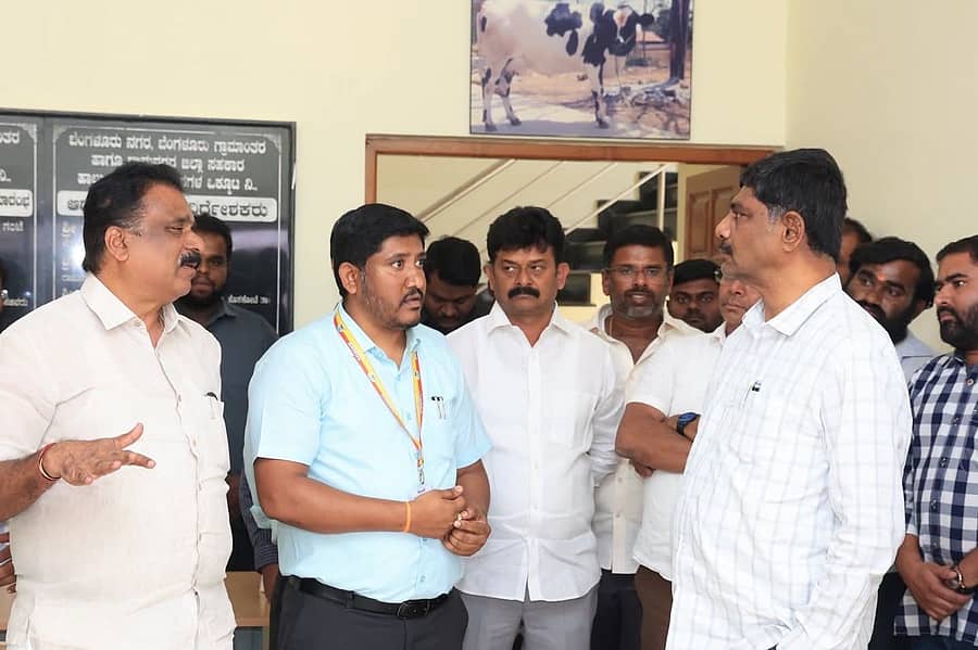 ಆನೇಕಲ್‌ನ ಬಮೂಲ್‌ ಶಿಬಿರ ಕಚೇರಿಗೆ ಬಮೂಲ್‌ ಅಧ್ಯಕ್ಷ ಡಿ.ಕೆ.ಸುರೇಶ್‌ ಶುಕ್ರವಾರ ಭೇಟಿ ನೀಡಿ ಪರಿಶೀಲನೆ ನಡೆಸಿ ಅಧಿಕಾರಿಗಳಿಂದ ಮಾಹಿತಿ ಪಡೆದರು