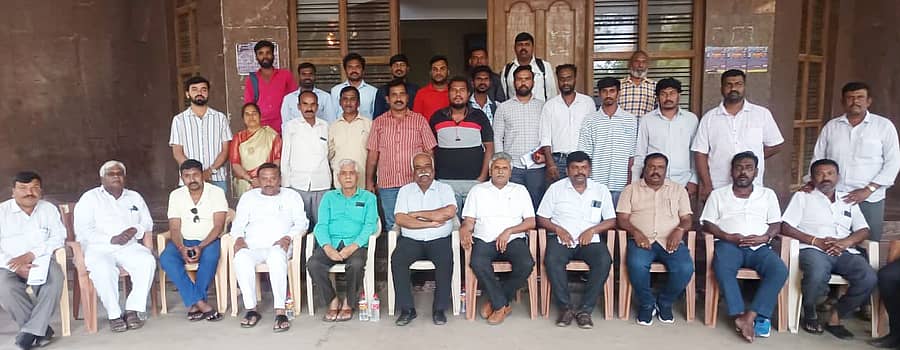 ತುಮಕೂರಿನಲ್ಲಿ ಶುಕ್ರವಾರ ನಡೆದ ಸಭೆಯಲ್ಲಿ ಪ್ರಮುಖರಾದ ಕೆ.ದೊರೈರಾಜು, ಡಾ.ಬಸವರಾಜು, ವೈ.ಕೆ.ಬಾಲಕೃಷ್ಣ, ರಂಗಧಾಮಯ್ಯ, ಕೊಟ್ಟ ಶಂಕರ್, ವೈ.ಎಚ್.ಹುಚ್ಚಯ್ಯ, ರವಿಕುಮಾರ್ ನೀಹ, ಹೆತ್ತೇನಹಳ್ಳಿ ಮಂಜುನಾಥ್, ಶಿವಣ್ಣ ತಿಮ್ಮಲಾಪುರ ಇತರರು ಭಾಗವಹಿಸಿದ್ದರು