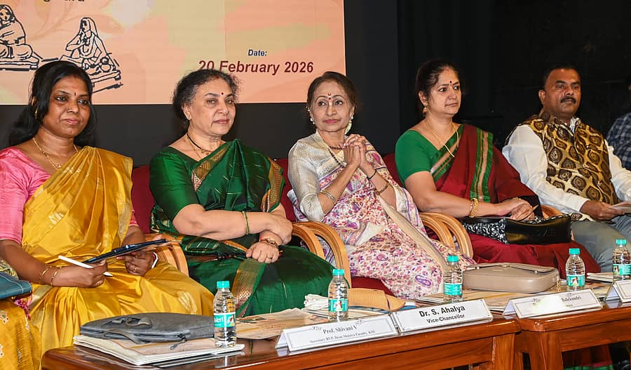 ನಗರದ ಕನ್ನಡ ಸಾಹಿತ್ಯ ಪರಿಷತ್ತಿನಲ್ಲಿ ನಡೆದ ಮಹಿಳಾ ಸಮ್ಮೇಳನದ ಉದ್ಘಾಟನಾ ಸಮಾರಂಭದಲ್ಲಿ ವಿ. ಶಿವಾನಿ, ಎಸ್. ಅಹಲ್ಯಾಶರ್ಮ, ವಿಜಯಲಕ್ಷ್ಮಿ ಬಾಳೇಕುಂದ್ರಿ, ವಿ.ಬಿ.ಆರತಿ, ವಿ. ಗಿರೀಶ್ ಚಂದ್ರ ಪಾಲ್ಗೊಂಡಿದ್ದರು. ಪ್ರಜಾವಾಣಿ ಚಿತ್ರ