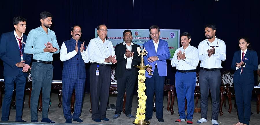 <div class="paragraphs"><p>‘ಡಿಜಿಟಲ್ ಪರಿವರ್ತನೆ ಮತ್ತು ಸುಸ್ಥಿರ ಬೆಳವಣಿಗೆ: ಹಣಕಾಸು ವ್ಯವಸ್ಥೆಯ ಮರು ವಿನ್ಯಾಸ’ ವಿಷಯ ಕುರಿತ ರಾಷ್ಟ್ರೀಯ ವಿಚಾರಸಂಕಿರಣ&nbsp;</p></div>