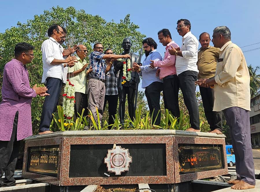 ಬೋಂದೆಲ್ ಸರ್ವಜ್ಞ ವೃತ್ತದಲ್ಲಿ ಸರ್ವಜ್ಞ ಪ್ರತಿಮೆಗೆ ಅತಿಥಿಗಳು ಮಾಲಾರ್ಪಣೆ ಮಾಡಿದರು