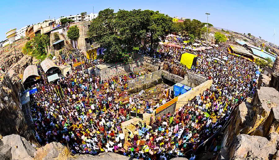 <div class="paragraphs"><p>ಎಲ್ಲಿ ನೋಡಿದರಲ್ಲಿ ಜನವೋ ಜನ... ಭಾರತ ಹುಣ್ಣಿಮೆ ಅಂಗವಾಗಿ ‘ಏಳುಕೊಳ್ಳದ ನಾಡು‘ ಯಲ್ಲಮ್ಮನ ಸನ್ನಿಧಿಗೆ ಹರಿದುಬಂದ ಭಕ್ತಸಾಗ.–ಪ್ರಜಾವಾಣಿ ಚಿತ್ರ/ ತಾಜುದ್ದೀನ್ ಆಜಾದ್</p></div>