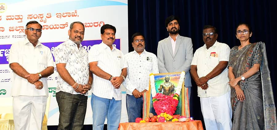 ಕಲಬುರಗಿಯ ಎಸ್.ಎಂ.ಪಂಡಿತ ರಂಗಮಂದಿರದಲ್ಲಿ ನಡೆದ ಸರ್ವಜ್ಞ ಜಯಂತಿ ಕಾರ್ಯಕ್ರಮದಲ್ಲಿ ಸರ್ವಜ್ಞನ ಭಾವಚಿತ್ರಕ್ಕೆ ಪೂಜೆ ಸಲ್ಲಿಸಲಾಯಿತು