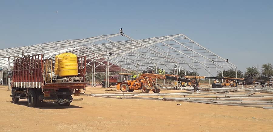 ಚಿಕ್ಕಬಳ್ಳಾಪುರ ಬೈಪಾಸ್‌ನಲ್ಲಿ ನಡೆಯುವ ಕಾಂಗ್ರೆಸ್ ಸಮಾವೇಶಕ್ಕೆ ಪೆಂಡಾಲ್ ಅಳವಡಿಸುತ್ತಿರುವುದು