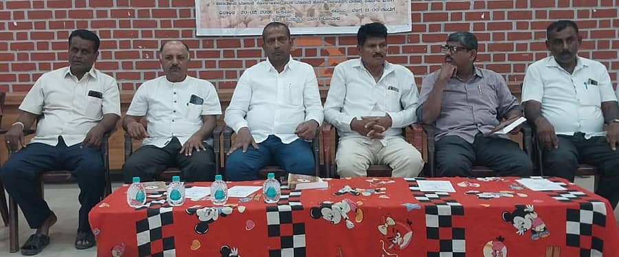 ಕೋಲಾರದಲ್ಲಿ ಶುಕ್ರವಾರ ನಡೆದ ಕೋಲಾರಮ್ಮ ಜಿಲ್ಲಾ ಕೋಳಿ ಸಾಕಣೆದಾರರ ಮತ್ತು ಮಾರಾಟಗಾರರ ಸಹಕಾರ ಸಂಘದ ಜಿಲ್ಲಾ ಸಮ್ಮೇಳನ ಮುಖಂಡರು ಪಾಲ್ಗೊಂಡಿದ್ದರು