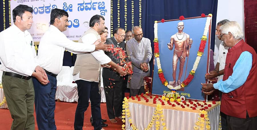 ಧಾರವಾಡದ ಆಲೂರು ವೆಂಕಟರಾವ್ ಭವನದಲ್ಲಿ ಏರ್ಪಡಿಸಿದ್ದ ಜಯಂತ್ಯುತ್ಸವದಲ್ಲಿ ಸರ್ವಜ್ಞ ಅವರ ಭಾವಚಿತ್ರಕ್ಕೆ ಶಾಕೀರ್ ಸನದಿ ಪುಷ್ಪಾರ್ಚನೆ ಮಾಡಿದರು 