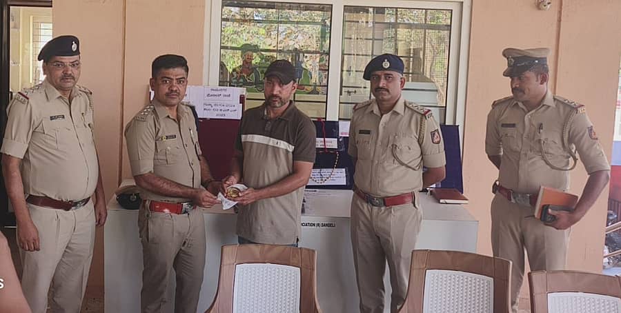 ದಾಂಡೇಲಿ ಉಪವಿಭಾಗದ ವ್ಯಾಪ್ತಿಯ ಕಳ್ಳತನ ಹಾಗೂ ನಾಪತ್ತೆ ಪ್ರಕರಣಗಳಲ್ಲಿ ವಶಪಡಿಸಿಕೊಂಡ ವಸ್ತುಗಳನ್ನು ಮರಳಿ ವಾರಸುದಾರರಿಗೆ ದಾಂಡೇಲಿ ಡಿವೈಎಸ್ಪಿ ಶಿವಾನಂದ ಮದರಖಂಡಿ ಶುಕ್ರವಾರ ಹಸ್ತಾಂತರಿಸಿದರು