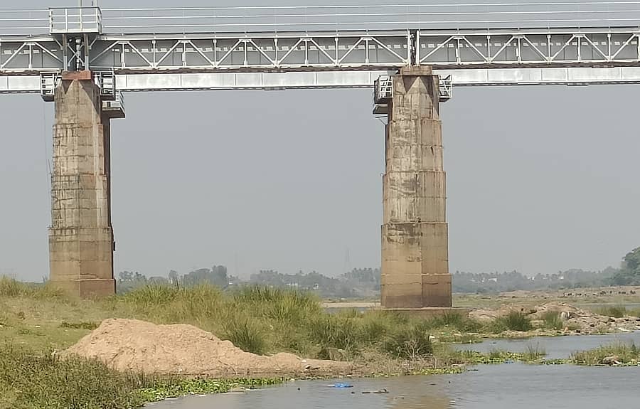 ಹರಿಹರದ ಕುಮಾರಪಟ್ಟಣಂ ಬಳಿಯ ತುಂಗಭದ್ರಾ ನದಿಯ ದಡದಲ್ಲಿ ರೈಲು ಸೇತುವೆ ಸಮೀಪದಲ್ಲೇ ಮರಳು ಅಕ್ರಮ ಗಣಿಗಾರಿಕೆ ನಡೆಯುತ್ತಿದ್ದು, ರಾಶಿ ಹಾಕಲಾಗಿದೆ