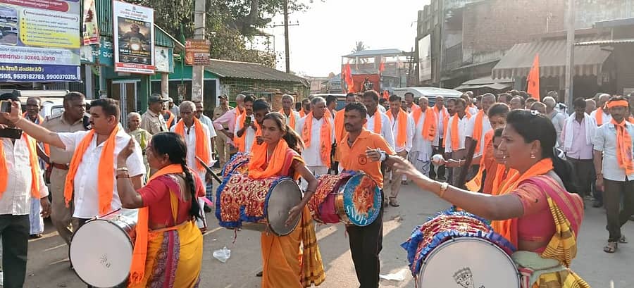 ರಟ್ಟೀಹಳ್ಳಿ ಪಟ್ಟಣದಲ್ಲಿ ಮರಾಠ ಸಮಾಜದಿಂದ ಛತ್ರಪತಿ ಶಿವಾಜಿ ಮಹಾರಾಜರ ಕಂಚಿನ ಪುತ್ಥಳಿ ಮೆರವಣಿಗೆ ಗುರುವಾರ ಜರುಗಿತು 