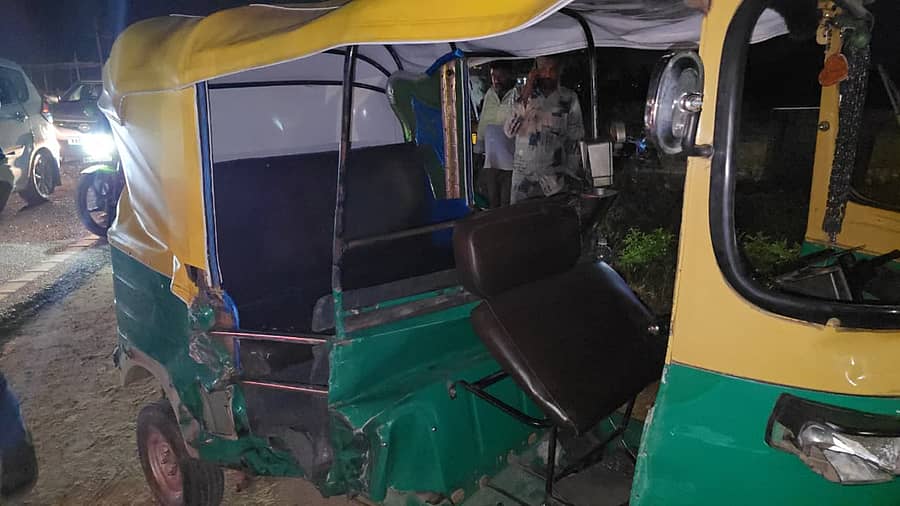 ಡಿಕ್ಕಿ ಹೊಡೆದು ಜಖಂಗೊಂಡಿರುವ ಆಟೊ