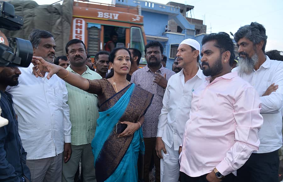 ಕೋಲಾರ ತಾಲ್ಲೂಕಿನ ನರಸಾಪುರದಲ್ಲಿ ಎಪಿಎಂಸಿ ಮಾಜಿ ಅಧ್ಯಕ್ಷೆ ಕುರ್ಕಿ ರಾಜೇಶ್ವರಿ ಅವರು ತಾವು ನ್ಯಾಯಾಲಯದಿಂದ ತಡೆಯಾಜ್ಞೆ ತಂದಿರುವ ಜಾಗವನ್ನು ಶುಕ್ರವಾರ ಪರಿಶೀಲಿಸಿದರು