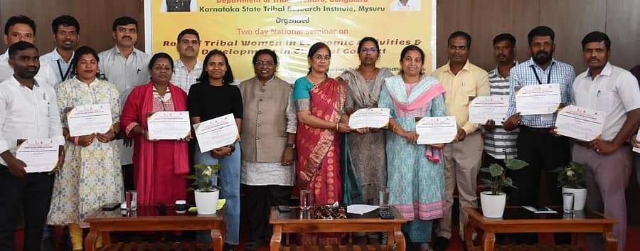 ಮೈಸೂರಿನ ಬುಡಕಟ್ಟು ಸಂಶೋಧನಾ ಸಂಸ್ಥೆಯಲ್ಲಿ ಶುಕ್ರವಾರ ನಡೆದ ವಿಚಾರಸಂಕಿರಣದಲ್ಲಿ ಪ್ರಬಂಧ ಮಂಡಿಸಿದವರಿಗೆ ಉಪನಿರ್ದೇಶಕಿ ಗಿರಿಜಾಂಬ ಪ್ರಮಾಣಪತ್ರ ವಿತರಿಸಿದರು