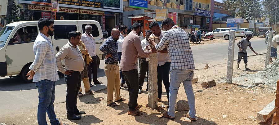 ನಂಜನಗೂಡಿನ ದೇವಿರಮ್ಮನಹಳ್ಳಿ ವೃತ್ತದ ಬಳಿಯ ಹುರ ಮುಖ್ಯರಸ್ತೆ ಒತ್ತುವರಿಯನ್ನು ನಗರಸಭೆ ಆಯುಕ್ತ ಬಸವರಾಜು ನೇತೃತ್ವದಲ್ಲಿ ಶುಕ್ರವಾರ ಸಿಬ್ಬಂದಿ ತೆರವುಗೊಳಿಸಿದರು