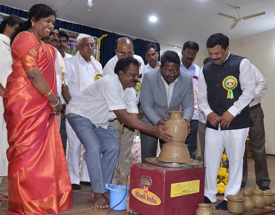 ಕೋಲಾರದಲ್ಲಿ ಶುಕ್ರವಾರ ಸರ್ವಜ್ಞ ಜಯಂತಿಯನ್ನು ಮಣ್ಣಿನ ಮಡಕೆ ತಯಾರಿಸುವ ಪ್ರಾತ್ಯಕ್ಷಿಕ್ಷೆ ಮೂಲಕ ಉಪವಿಭಾಗಾಧಿಕಾರಿ ಜಂಬಗಿ ರೇಣುಕ ಪ್ರಸಾದ್ ದಿಲೀಪ್ ಉದ್ಘಾಟಿಸಿದರು. ಎನ್.ವಿಜಯಲಕ್ಷ್ಮಿ, ಡಾ.ಕೆ.ನಾಗರಾಜ್, ತಬಲ ನಾರಾಯಣಪ್ಪ, ಶ್ರೀನಿವಾಸಪ್ಪ, ರೆಡ್ಡಪ್ಪ ಹಾಗೂ ಸಮುದಾಯದ ಮುಖಂಡರು ಪಾಲ್ಗೊಂಡಿದ್ದರು