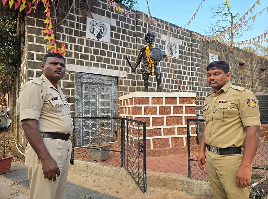 ಬೆಳಗಾವಿ ಸಮೀಪದ ಮಚ್ಚೆ ಗ್ರಾಮದಲ್ಲಿರುವ ಕ್ರಾಂತಿವೀರ ಸಂಗೊಳ್ಳಿ ರಾಯಣ್ಣನ ಪ್ರತಿಮೆ ಮೇಲೆ ಗುರುವಾರ ರಾತ್ರಿ ಕಿಡಿಗೇಡಿಗಳು ಮಸಿ ಸುರಿದ ಕಾರಣ, ಶುಕ್ರವಾರ ಪೊಲೀಸ್ ಭದ್ರತೆ ಏರ್ಪಡಿಸಲಾಯಿತು ಪ್ರಜಾವಾಣಿ ಚಿತ್ರ