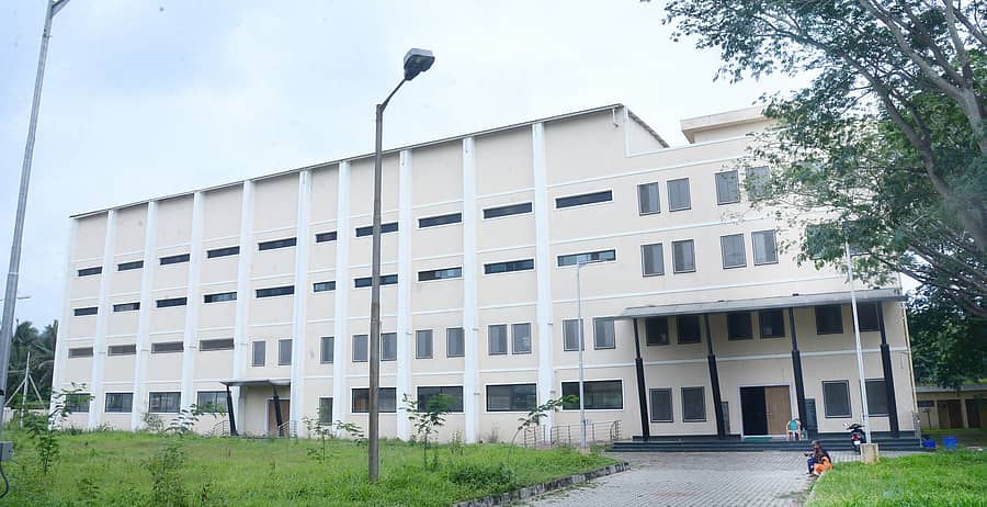 ತುಮಕೂರಿನ ಕ್ಯಾತ್ಸಂದ್ರದ ಬಳಿಯ ಕ್ರೀಡಾ ಸಮುಚ್ಚಯ