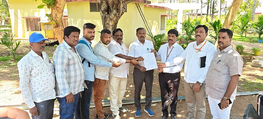 ತಿ.ನರಸೀಪುರ ಪಟ್ಟಣದ ಕೆಎಸ್‌ಐಸಿ ಕಾರ್ಖಾನೆ ಆವರಣದಲ್ಲಿ ನಿರ್ಮಿಸಲು ಉದ್ದೇಶಿಸಿರುವ ಕ್ರೀಡಾಂಗಣಕ್ಕೆ ನಿಗದಿಯಾದ ಭೂಮಿಯ ಹಕ್ಕುಪತ್ರವನ್ನು ತಹಶೀಲ್ದಾರ್ ಟಿ.ಜಿ.ಸುರೇಶ್ ಆಚಾರ್ ಅವರು ಯುವ ಸಬಲೀಕರಣ ಮತ್ತು‌ ಕ್ರೀಡಾ ಇಲಾಖೆಯ ಅಧಿಕಾರಿಗಳಿಗೆ ಹಸ್ತಾಂತರಿಸಿದರು