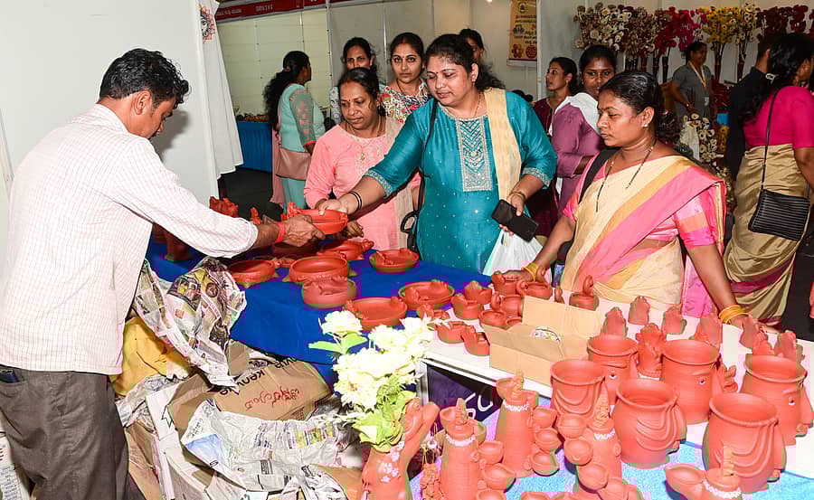 ಮಂಗಳೂರಿನ ಕರಾವಳಿ ಉತ್ಸವ ಮೈದಾನದಲ್ಲಿ ನಡೆಯುತ್ತಿರುವ ಸರಸ್ ಮೇಳದಲ್ಲಿ ಮಹಿಳೆಯರು ಮಣ್ಣಿನ ಪಾತ್ರೆ ಖರೀದಿಸಿದರು : ಪ್ರಜಾವಾಣಿ ಚಿತ್ರ