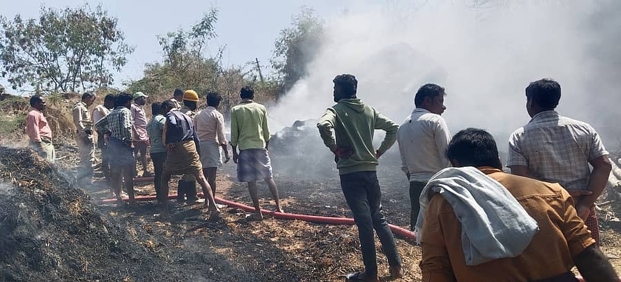 ತೆಕ್ಕಲಕೋಟೆ ಸಮೀಪದ ನಡವಿ ಗ್ರಾಮದಲ್ಲಿ ಸಂಭವಿಸಿದ ಅಗ್ನಿ ಅವಘಡದಲ್ಲಿ ರೈತರ ಹುಲ್ಲಿನ ಬಣವೆ ಭಸ್ಮವಾಗಿದೆ