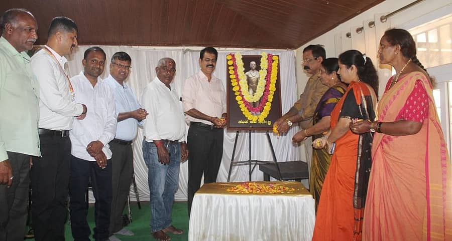 ಕಾರ್ಯಕ್ರಮದಲ್ಲಿ ಸರ್ವಜ್ಞ ಅವರ ಭಾವಚಿತ್ರಕ್ಕೆ ಪುಷ್ಪನಮನ ಸಲ್ಲಿಸಲಾಯಿತು