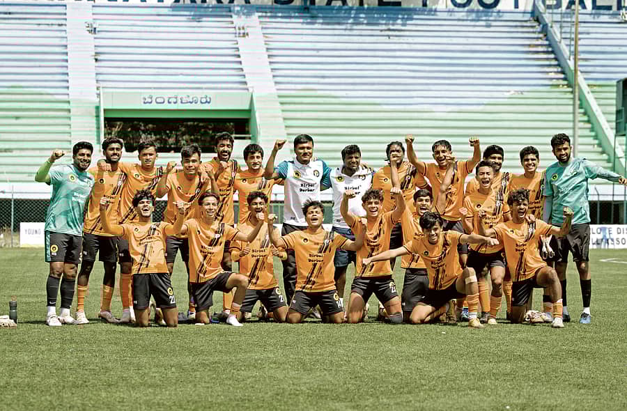 ಸೂಪರ್‌ ಡಿವಿಷನ್‌ ಲೀಗ್‌ಗೆ ಅರ್ಹತೆ ಪಡೆದುಕೊಂಡ ಸಂಭ್ರಮದಲ್ಲಿ ಸ್ಟ್ರೈಡ್‌ ಸ್ಪೋರ್ಟ್ಸ್‌ ಫುಟ್‌ಬಾಲ್‌ ಕ್ಲಬ್‌ ತಂಡದ ಆಟಗಾರರು ಮತ್ತು ಕೋಚ್‌ ಸಿಬ್ಬಂದಿ