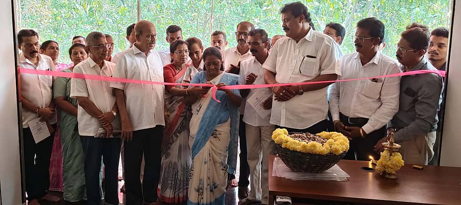 ಕಡಬ ತಾಲ್ಲೂಕಿನ ಹೊಸಮಠದ ಪ್ರಾಥಮಿಕ ಕೃಷಿ ಪತ್ತಿನ ಸಹಕಾರ ಸಂಘದ ಸಮೃದ್ಧಿ ಸಭಾಭವನದಲ್ಲಿ ಮಾಸ್ ಸಂಸ್ಥೆ ವತಿಯಿಂದ ಆರಂಭಿಸಲಾದ ಅಡಿಕೆ ಖರೀದಿ ಕೇಂದ್ರವನ್ನು ಶಾಸಕಿ ಭಾಗೀರಥಿ ಮುರುಳ್ಯ ಉದ್ಘಾಟಿಸಿದರು