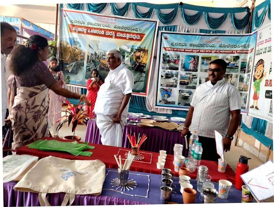 ಹೊಳೆನರಸೀಪುರದಲ್ಲಿ ಪುರಸಭೆ ಸ್ವಚ್ಛ ಭಾರತ್ ಮಿಷನ್ ಮತ್ತು ಸಾಮರ್ಥ್ಯಾಭಿವೃದ್ಧಿ ಘಟಕ ಆಯೋಜಿಸಿದ 3 ದಿನಗಳ ಕಾರ್ಯಕ್ರಮ, ವಸ್ತು ಪ್ರದರ್ಶನದಲ್ಲಿ ಪರಿಸರ ಎಂಜಿನಿಯರ್ ರುಚಿದರ್ಶಿನಿ ಅವರು ಶಾಸಕ ಎಚ್.ಡಿ.ರೇವಣ್ಣ ಅವರಿಗೆ ಮಾಹಿತಿ ನೀಡಿದರು. ಮುಖ್ಯಾಧಿಕಾರಿ ಶಿವಶಂಕರ್ ಇದ್ದರು.