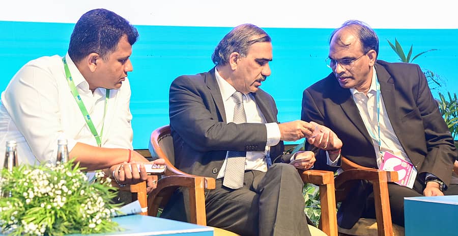 ಸಮಾವೇಶದ ಉದ್ಘಾಟನಾ ಸಮಾರಂಭದಲ್ಲಿ ಅಭಯ್ ಭಾಕ್ರೆ ಹಾಗೂ ಸೂರ್ಯನಾರಾಯಣ್ ಮಾತುಕತೆ ನಡೆಸಿದರು. ಬ್ರಿಜೇಶ್ ಚೌಟ ಪಾಲ್ಗೊಂಡಿದ್ದರು. ಪ್ರಜಾವಾಣಿ ಚಿತ್ರ