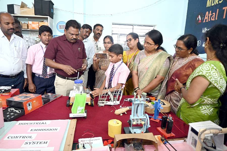 ಶಿಕಾರಿಪುರ ತಾಲ್ಲೂಕು ಚುರ್ಚಿಗುಂಡಿ ಮೊರಾರ್ಜಿ ದೇಸಾಯಿ ವಸತಿ ಶಾಲೆಯಲ್ಲಿ ಎಐ ತಂತ್ರಜ್ಞಾನ ಮಾಹಿತಿ ಕಾರ್ಯಾಗಾರ ನಡೆಯಿತು