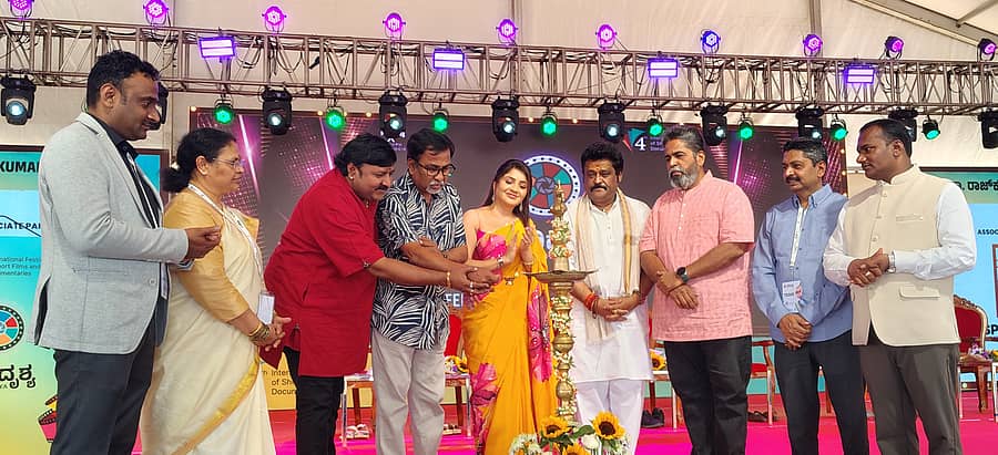 ಮೈಸೂರು ಸಿನಿಮಾ ಸೊಸೈಟಿಯು ಮಹಾರಾಜ ಮೈದಾನದಲ್ಲಿ ಶುಕ್ರವಾರದಿಂದ ಆಯೋಜಿಸಿರುವ ‘ಪರಿದೃಶ್ಯ’ ಅಂತರರಾಷ್ಟ್ರೀಯ ಕಿರುಚಿತ್ರ ಹಾಗೂ ಸಾಕ್ಷ್ಯಚಿತ್ರ ಹಬ್ಬವನ್ನು ಚಲನಚಿತ್ರ ನಿರ್ದೇಶಕ ಪಿ.ಶೇಷಾದ್ರಿ ಉದ್ಘಾಟಿಸಿದರು