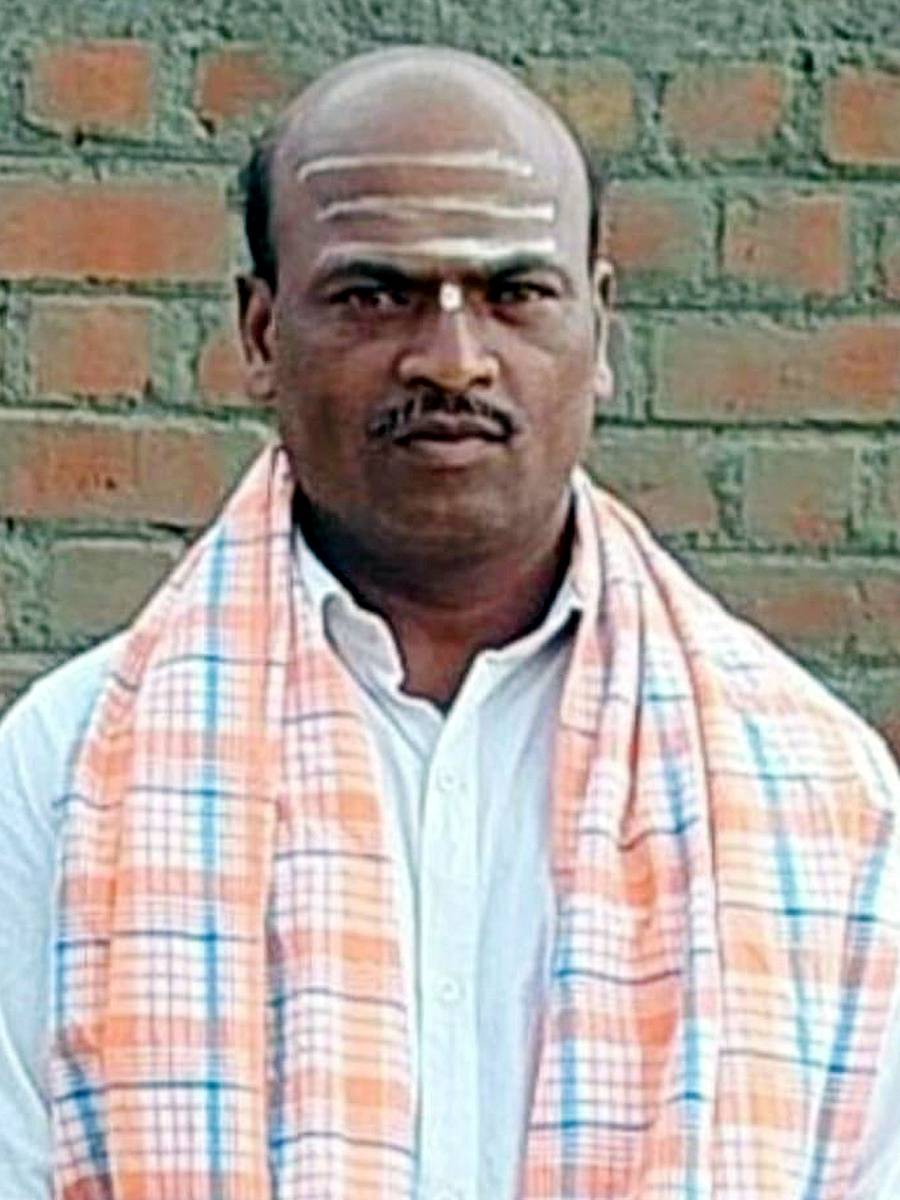 : ಕೂಡ್ಲಿಗಿ ತಾಲ್ಲೂಕಿನ ಎ. ದಿಬ್ಬದಹಳ್ಳಿಯ ರೈತ ರಾಜಕುಮಾರ್.