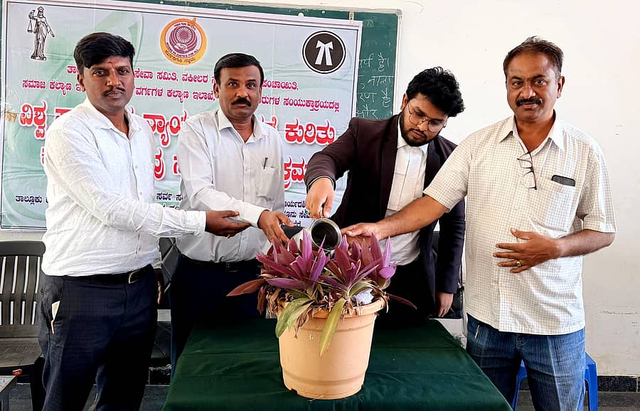 ಹೊಳಲ್ಕೆರೆಯ ಎನ್‌ಇಸ್ ಸರ್ಕಾರಿ ಶಾಲೆಯಲ್ಲಿ ಶುಕ್ರವಾರ ನಡೆದ ಕಾನೂನು ಅರಿವು ಕಾರ್ಯಾಗಾರವನ್ನು ವಕೀಲ ಮೊಹಮದ್ ಇಮ್ರಾನ್ ಉದ್ಘಾಟಿಸಿದರು