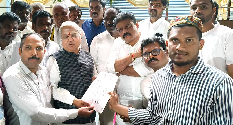 ನಾಯಕನಹಟ್ಟಿ ಪಟ್ಟಣದಲ್ಲಿ ಕ್ರೀಡಾಂಗಣ ನಿರ್ಮಾಣಕ್ಕೆ ಒತ್ತಾಯಿಸಿ ಸಂಸದ ಗೋವಿಂದ ಕಾರಜೋಳ ಅವರಿಗೆ ನಾಯಕನಹಟ್ಟಿ  ಸ್ಫೋರ್ಟ್‌ ಕ್ಲಬ್ ಸದಸ್ಯರು ಮನವಿ ಸಲ್ಲಿಸಿದರು