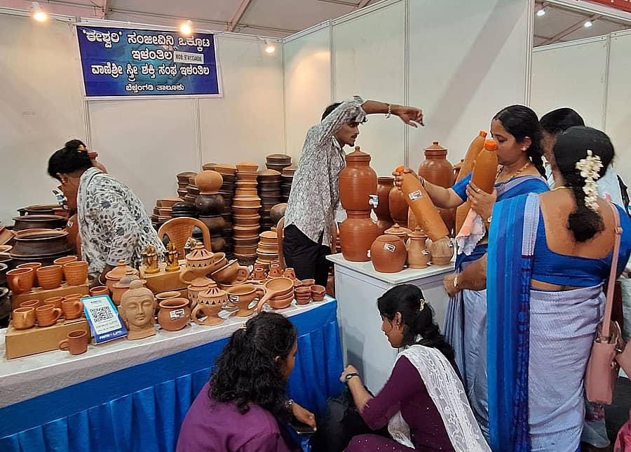 <div class="paragraphs"><p>ಮಹಿಳೆಯರು ತಯಾರಿಸಿದ ಉತ್ಪನ್ನಗಳ ಪ್ರದರ್ಶನ ಹಾಗೂ ಮಾರಾಟ ಮೇಳಕ್ಕೆ ಶುಕ್ರವಾರ ಚಾಲನೆ ನೀಡಲಾಯಿತು</p></div>