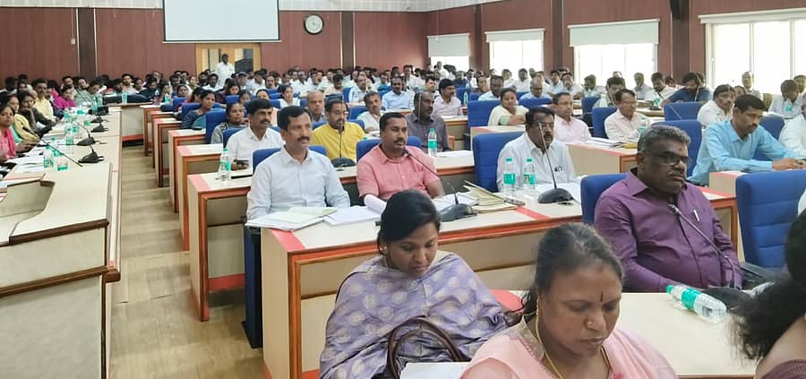 ಕೋಲಾರದಲ್ಲಿ ಶುಕ್ರವಾರ ನಡೆದ ಪಿಡಿಒಗಳ ಪ್ರಗತಿ ಪರಿಶೀಲನಾ ಸಭೆಯಲ್ಲಿ ವಿವಿಧ ಇಲಾಖೆಯಗಳ ಅಧಿಕಾರಿಗಳು ಪಾಲ್ಗೊಂಡಿದ್ದರು