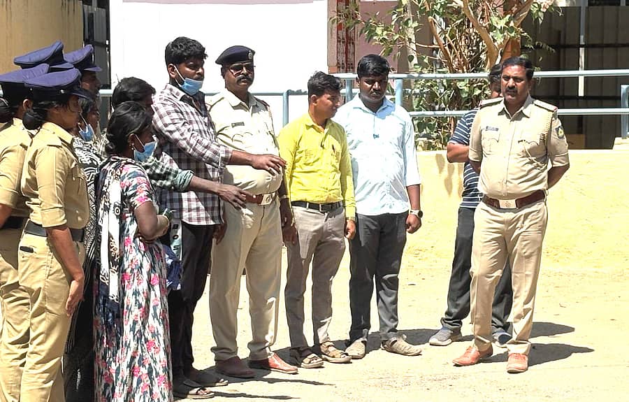 <div class="paragraphs"><p>ಮೊಳಕಾಲ್ಮುರು ಸಮೀಪದ ಸೂಲೇನಹಳ್ಳಿಯಲ್ಲಿ ಈಚೆಗೆ ನಡೆದಿದ್ದ ಕೊಲೆ ಪ್ರಕರಣದ ಆರೋಪಿಗಳನ್ನು ಸ್ಥಳ ಮಹಜರು ಶುಕ್ರವಾರ ನಡೆಸಲಾಯಿತು</p></div>